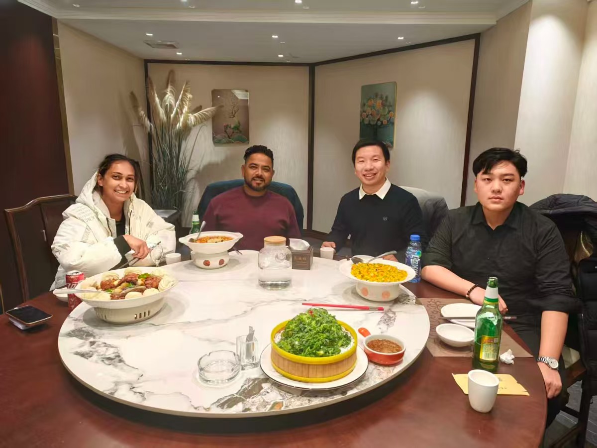 Feeker team having dinner with international prefab housing buyers after a project discussion
